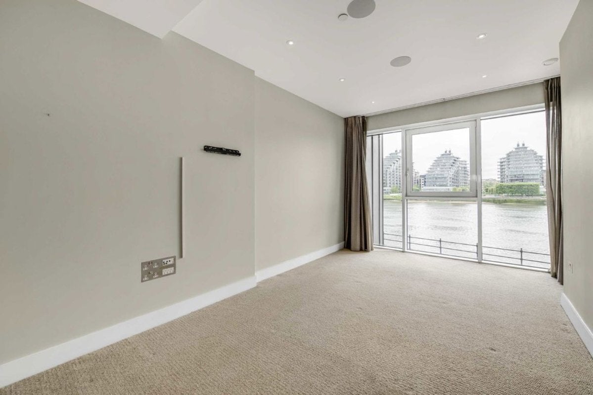 Flat Central Avenue in Greater London