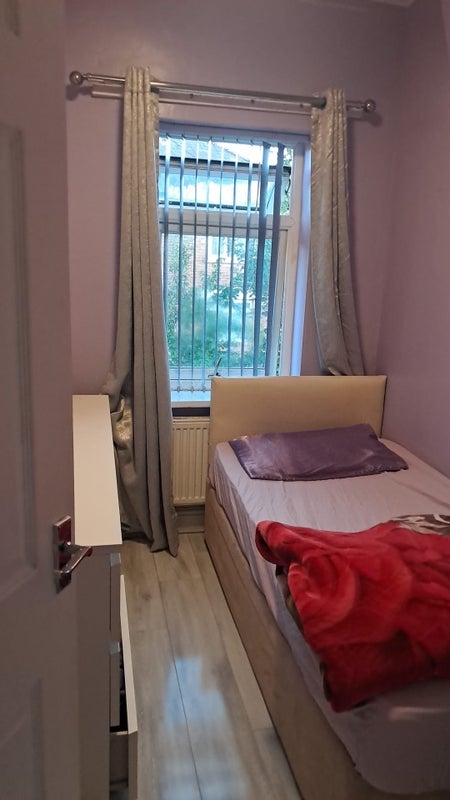 Room Bratton Drive in Manchester