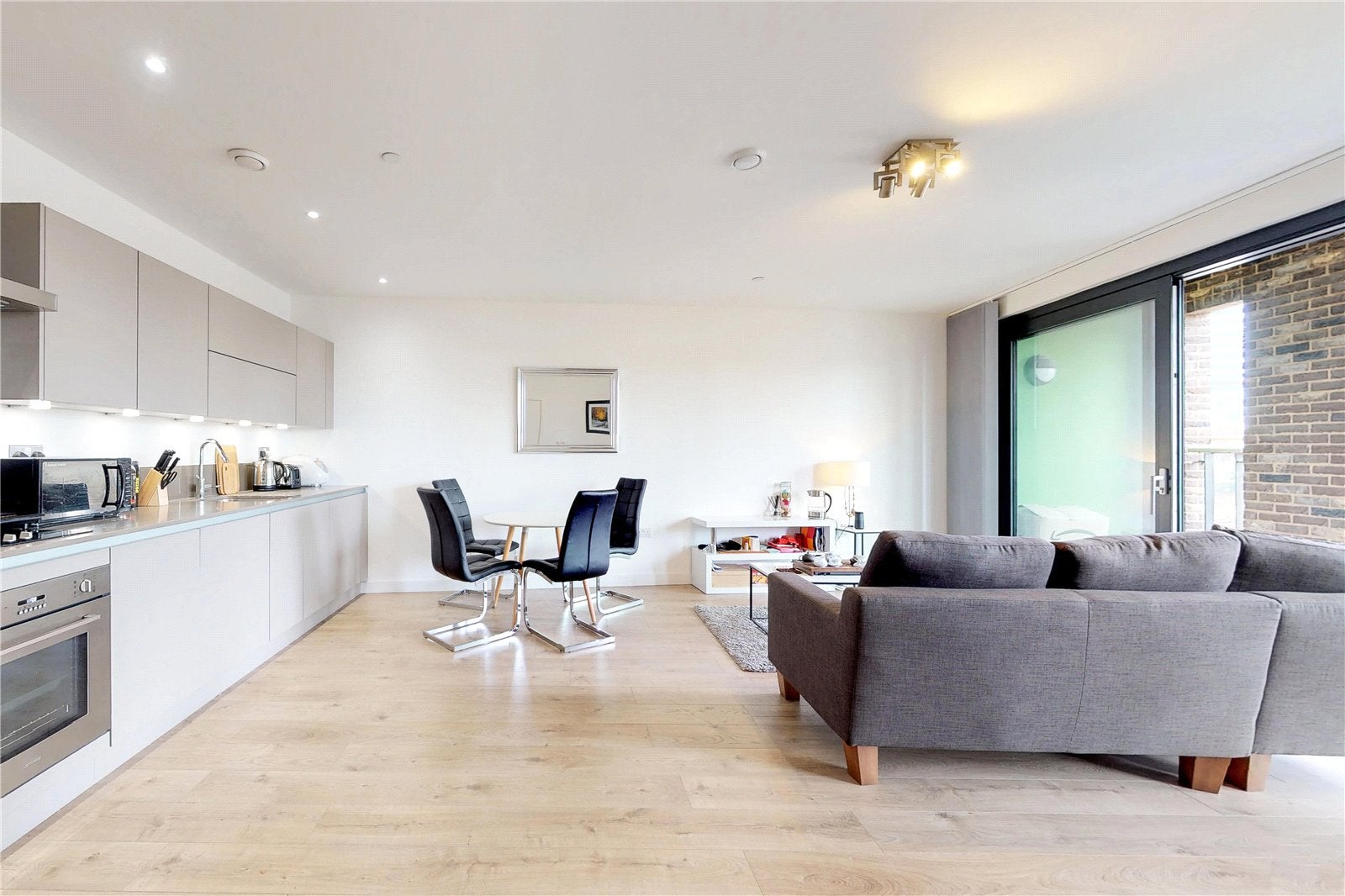 Flat Williamsburg Plaza in Greater London
