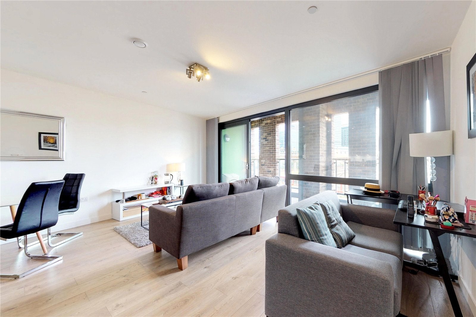 Flat Williamsburg Plaza in Greater London