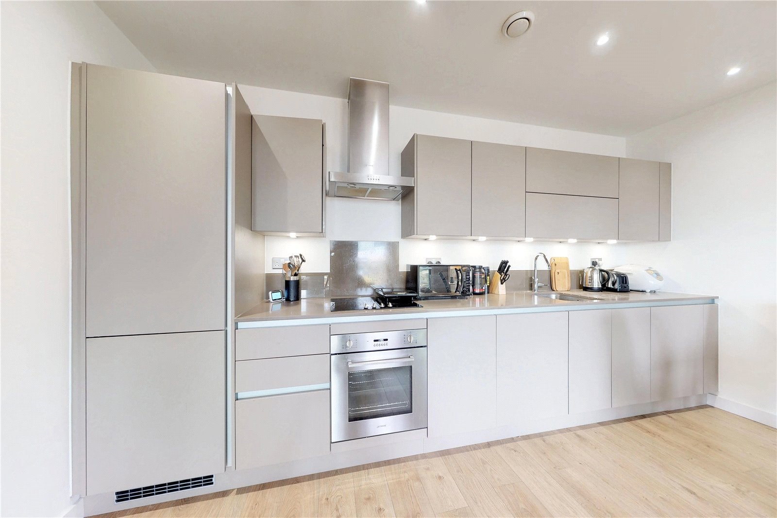 Flat Williamsburg Plaza in Greater London