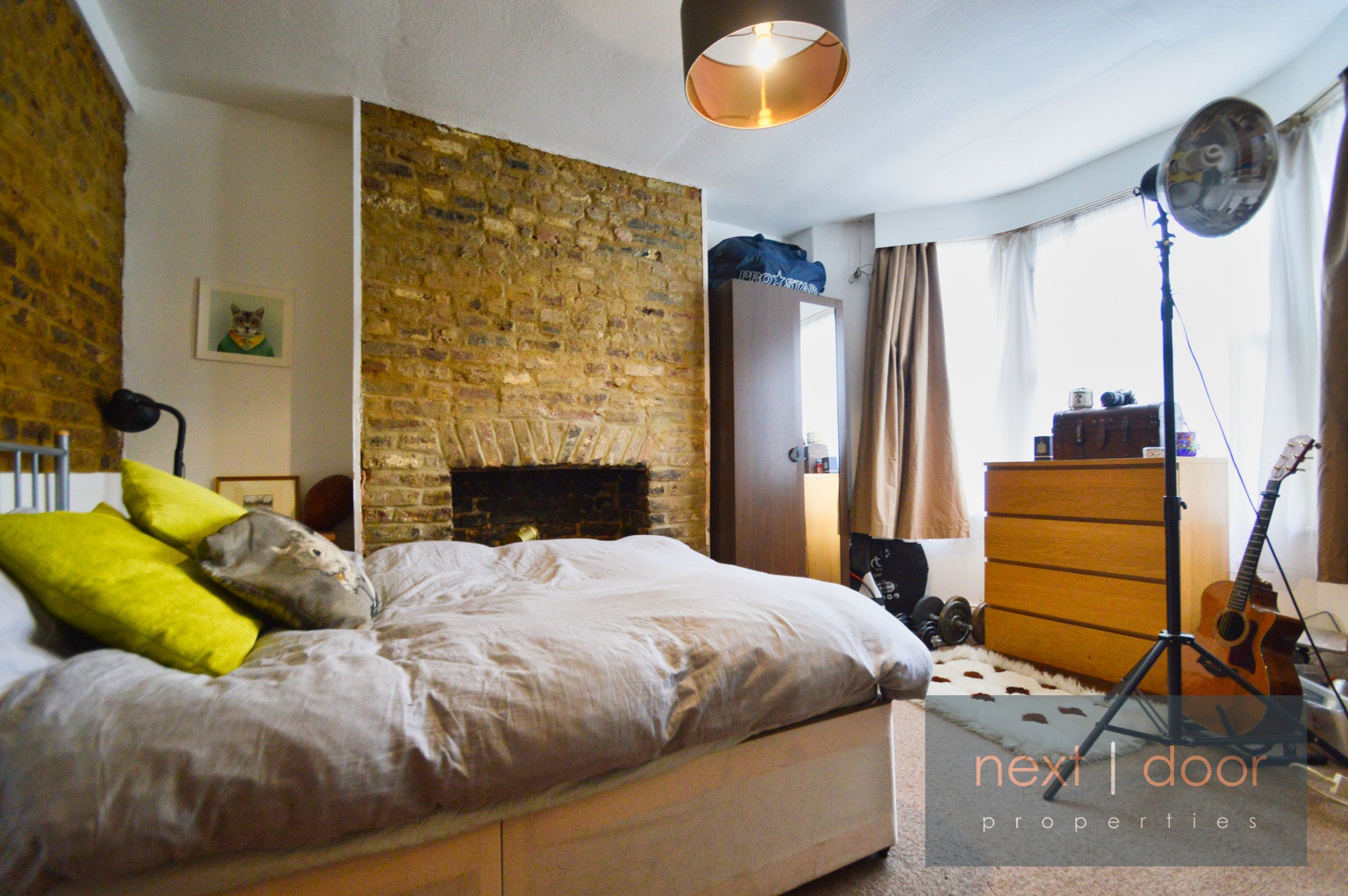 Flat Queenstown Road in London