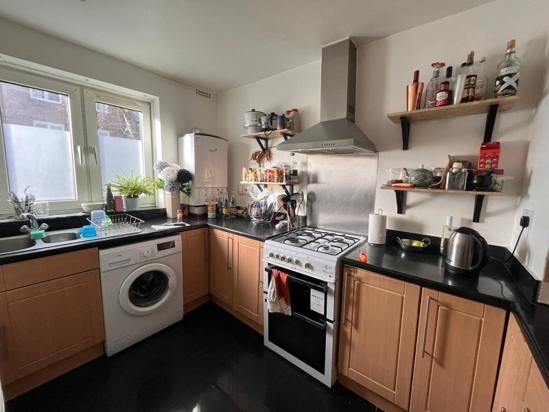 Room Deeley Road in Greater London