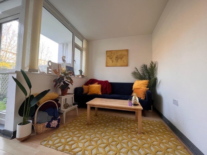 Room Deeley Road in Greater London