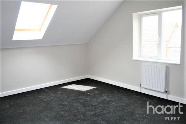 Flat St James Road in Hart