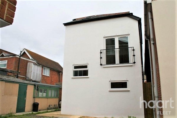 Flat St James Road in Hart