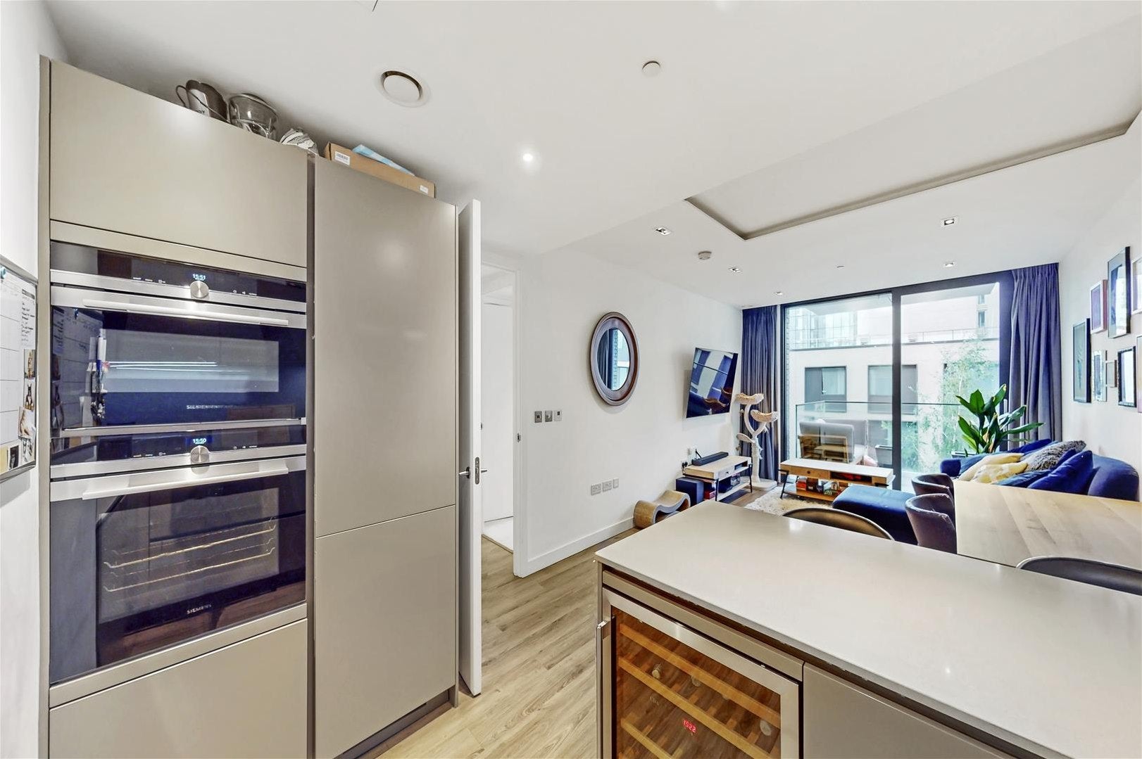 Flat Piazza Walk in Greater London