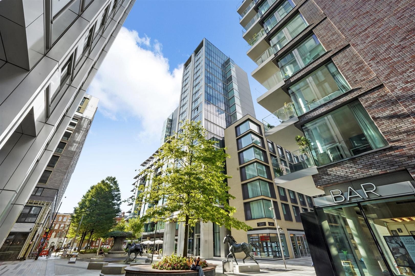 Flat Piazza Walk in Greater London