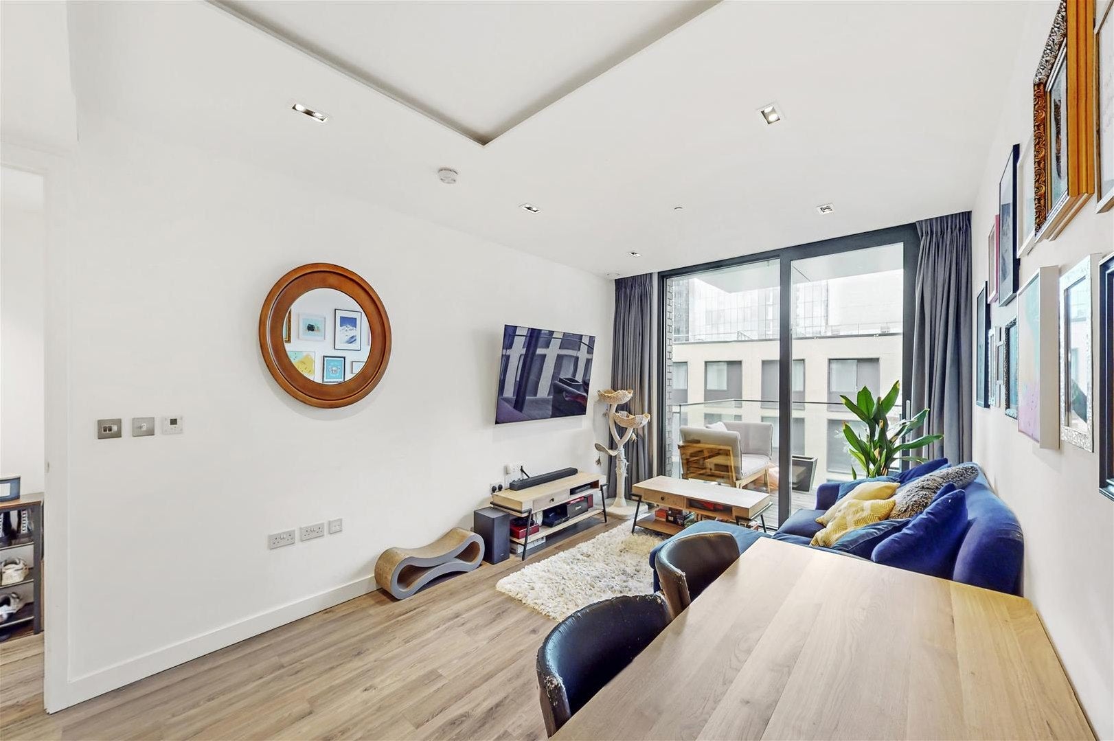 Flat Piazza Walk in Greater London