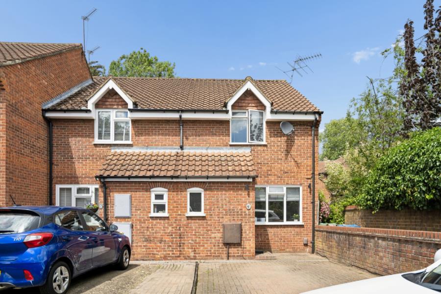 House Copperfield Way in Greater London