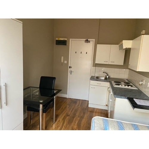 Flat Hogarth Road in Greater London