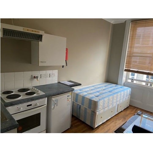 Flat Hogarth Road in Greater London
