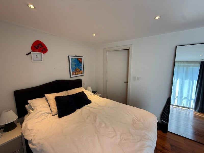 Flat Hall Street in Greater London