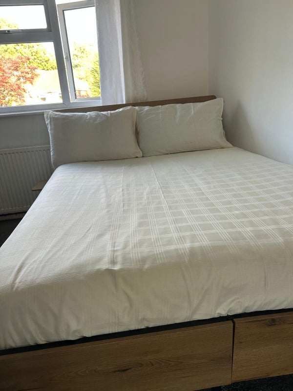 Room Veryan Close in Greater London