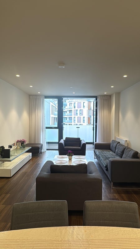 Room Quebec Way in Greater London