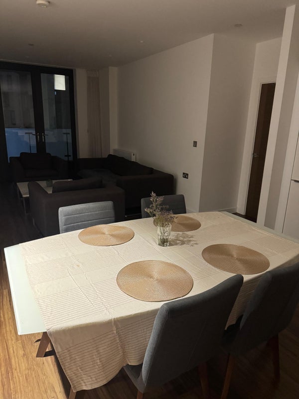 Room Quebec Way in Greater London
