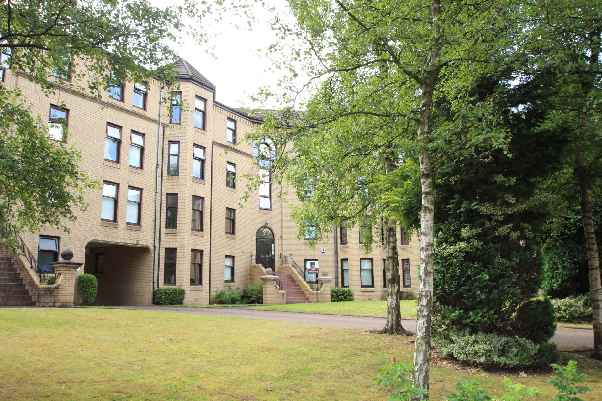 Flat Hughenden Gardens in Glasgow