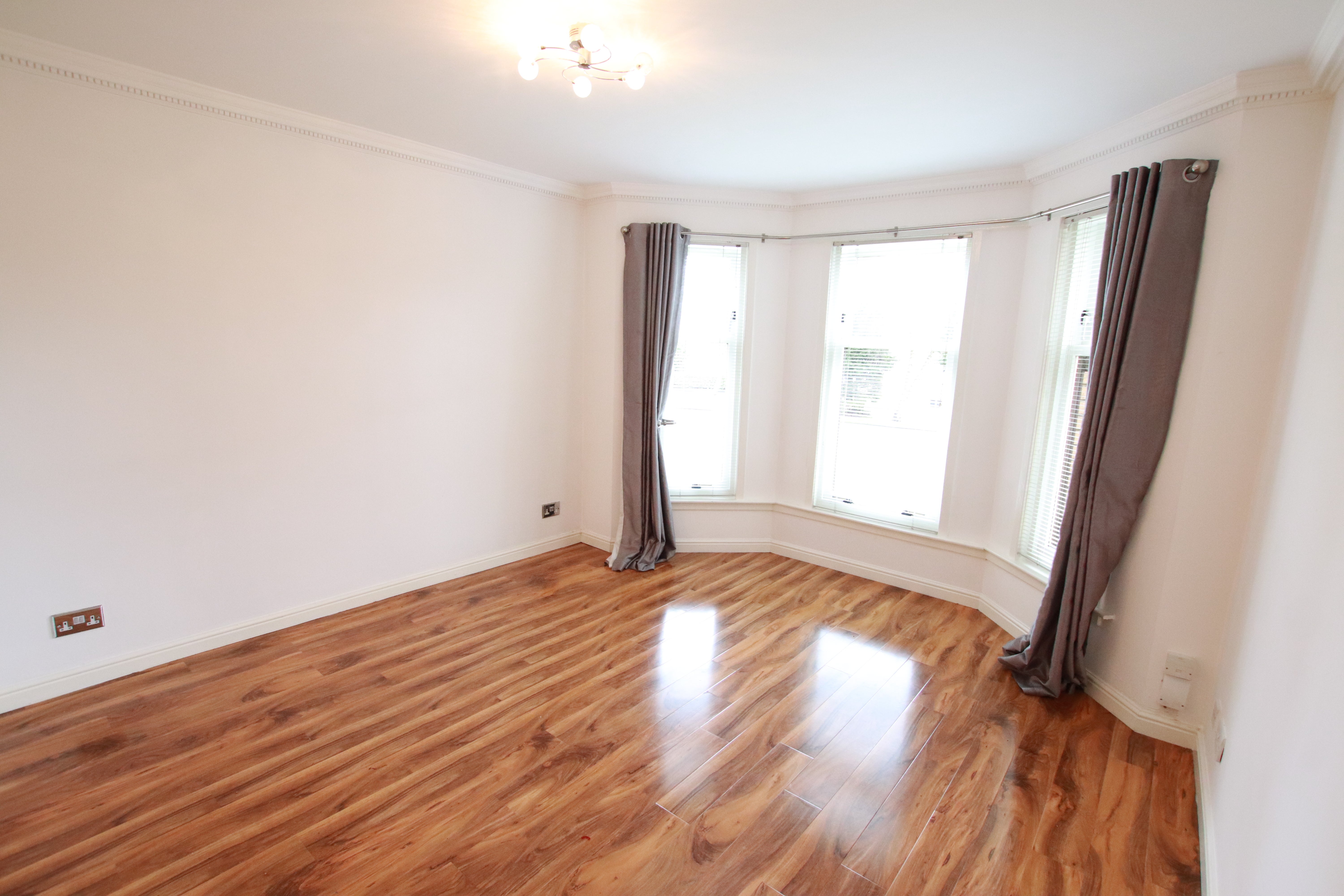 Flat Hughenden Gardens in Glasgow