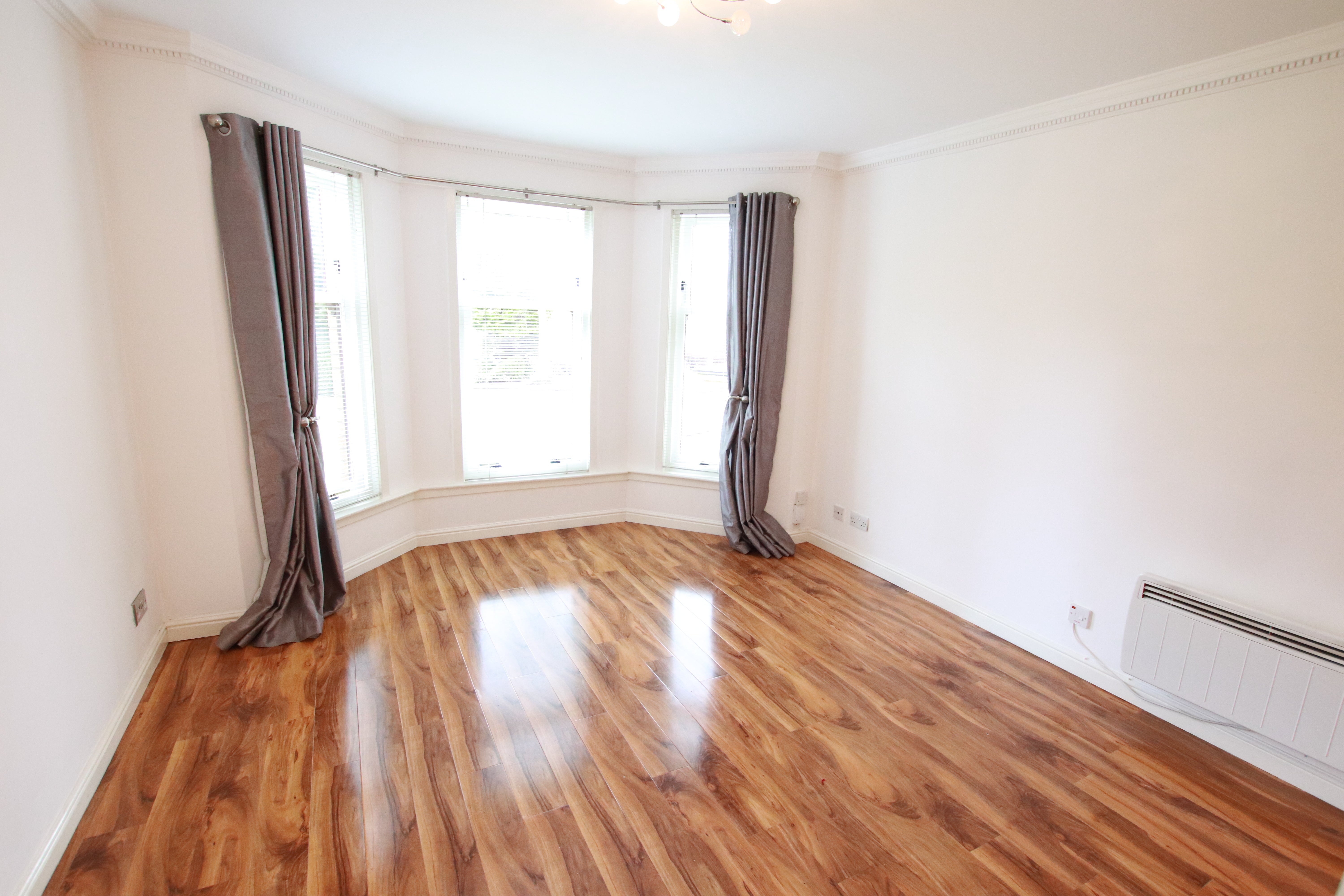 Flat Hughenden Gardens in Glasgow