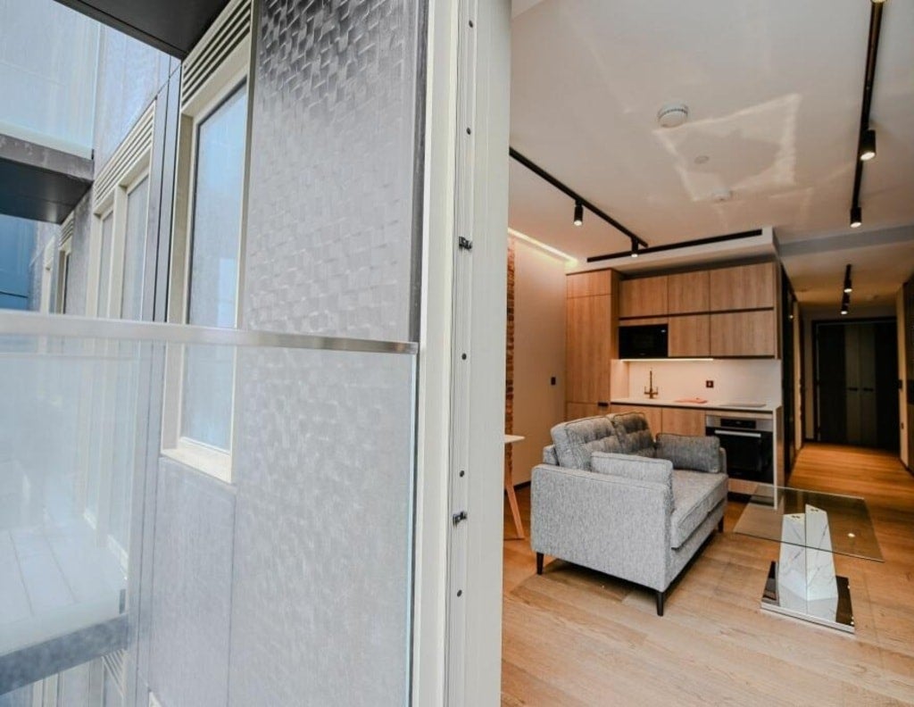 Flat Plough Yard in Greater London