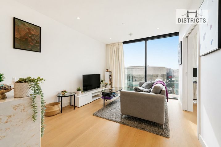 Flat South Quay Walk in Greater London