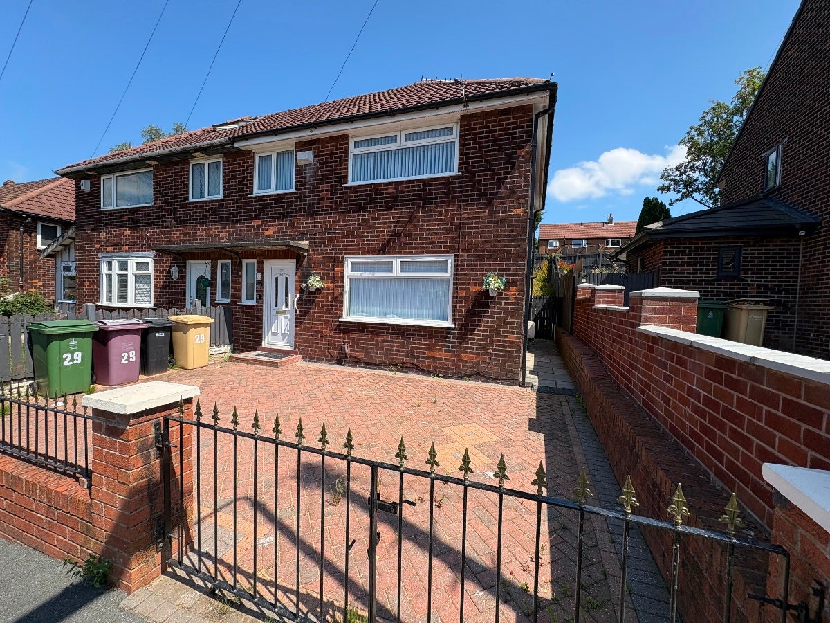 House Aldercroft Avenue in Bolton