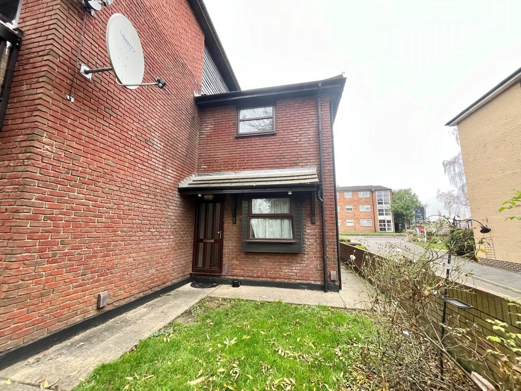 House Frazer Close in Greater London