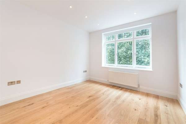 Flat Colehill Gardens in Greater London