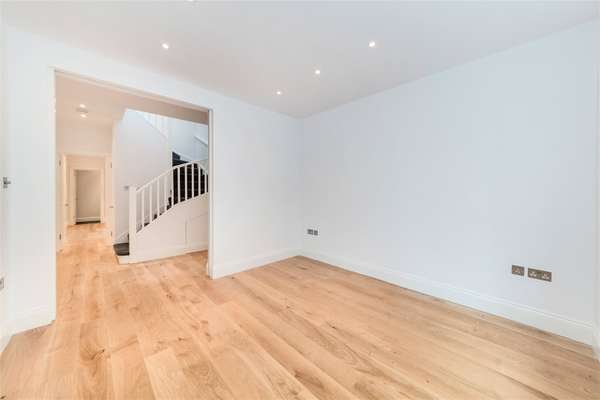 Flat Colehill Gardens in Greater London