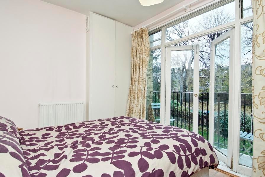 Flat Gauden Road in Greater London