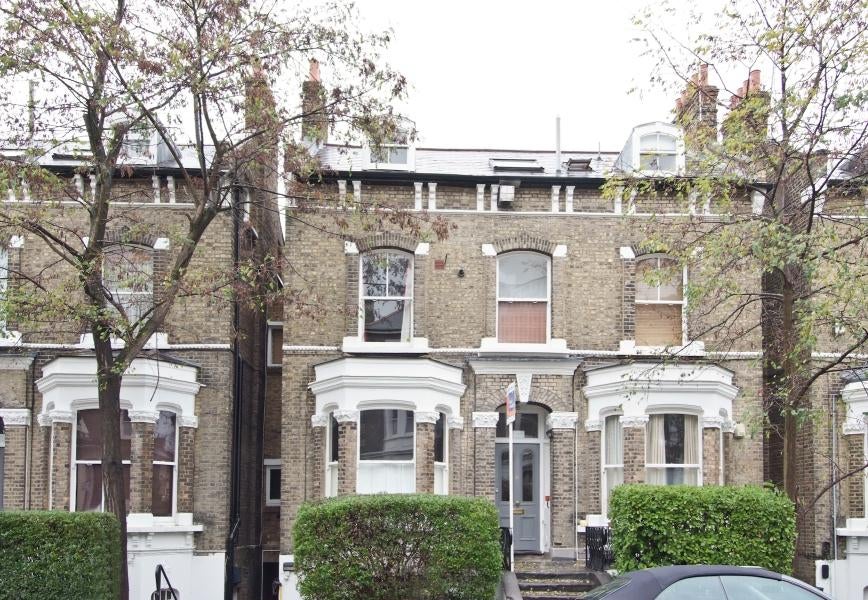 Flat Gauden Road in Greater London