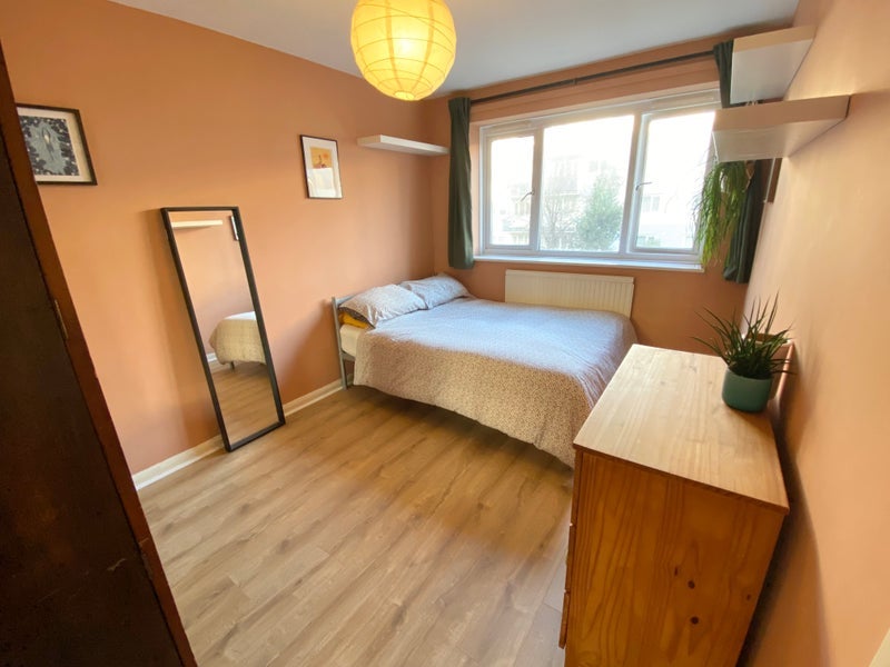 Room Osman Close in Greater London