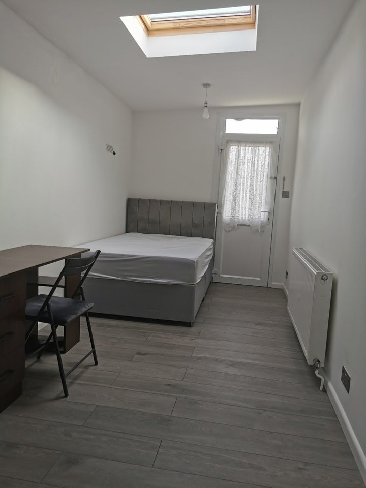 Flat Epsom Road in Greater London