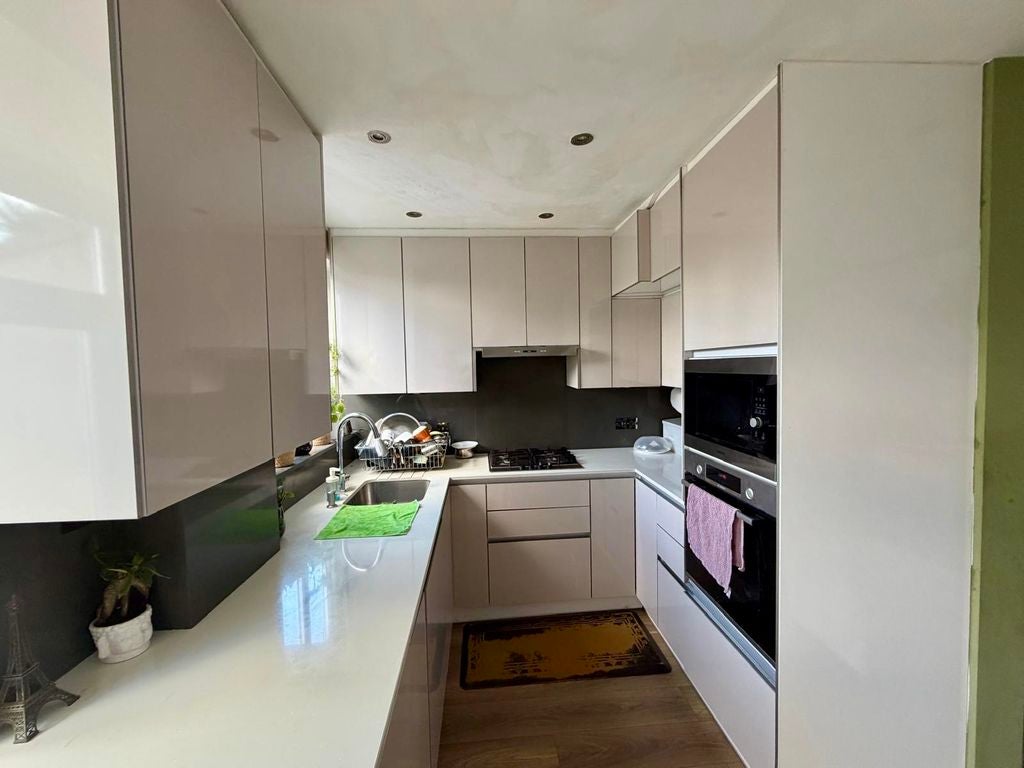 Flat Henley Avenue in Greater London