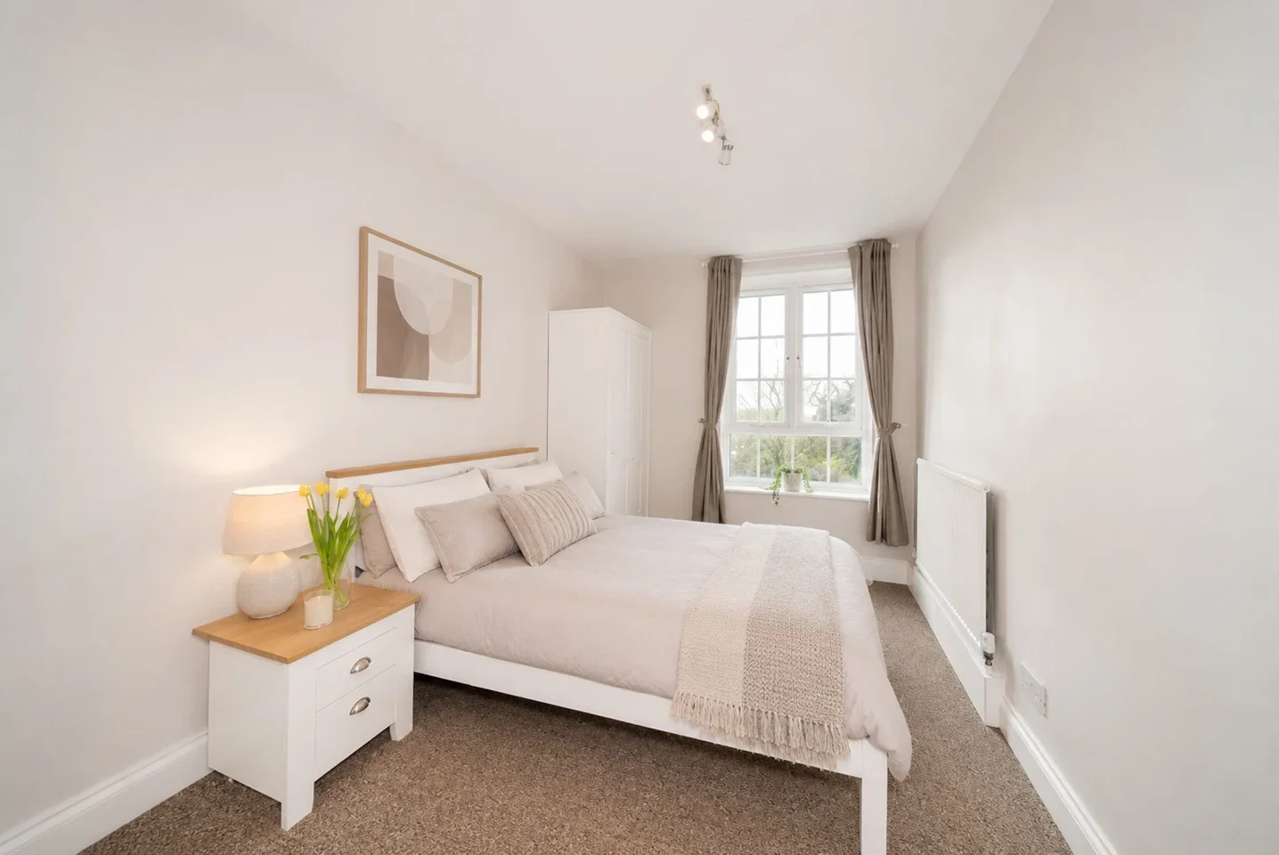 Flat Dog Kennel Hill in Greater London