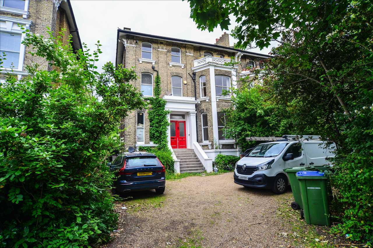 House Vanbrugh Park in Greater London
