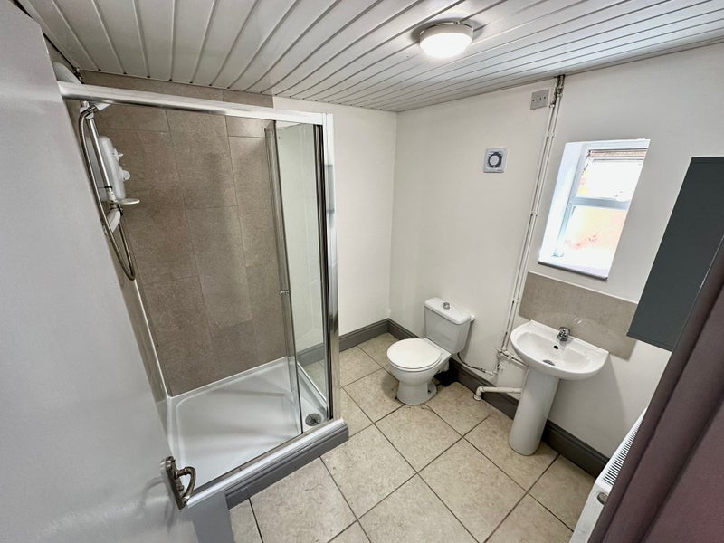 Room Dawlish Road in Birmingham