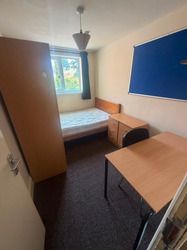 Room Dawlish Road in Birmingham