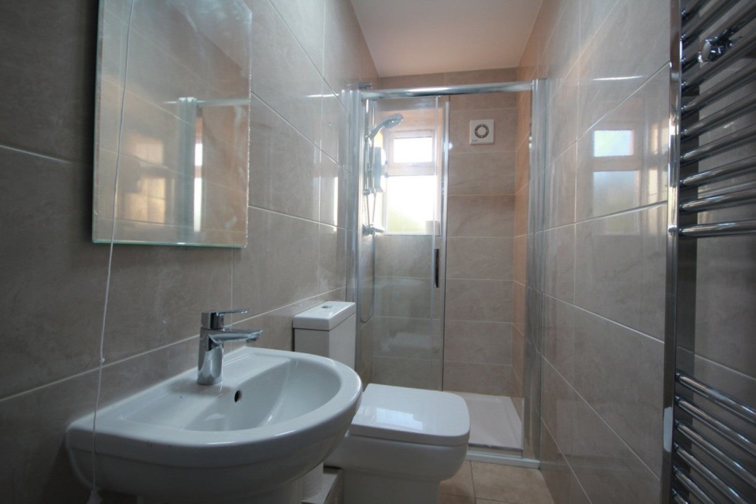 Room Selcroft Avenue in Birmingham