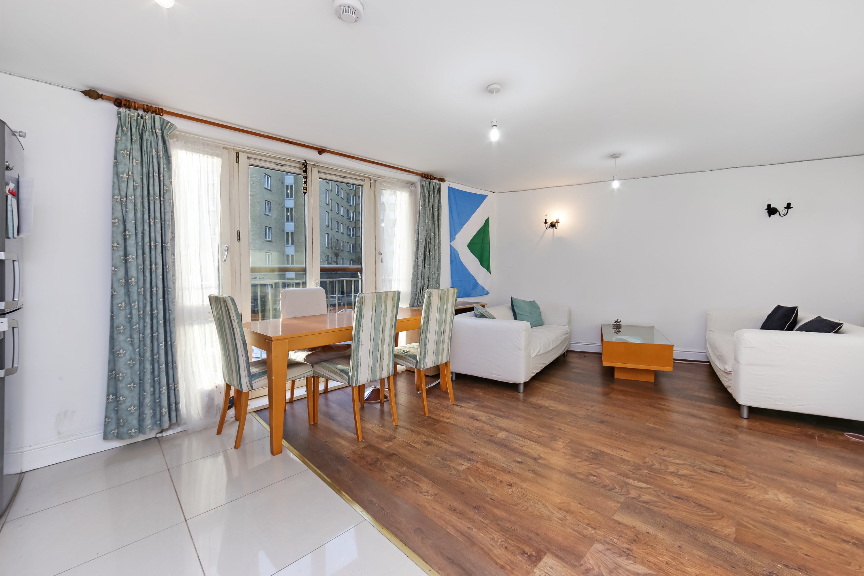 Flat Westferry Road in Greater London