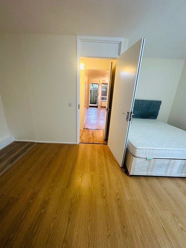 Flat Westbeech Road in Greater London