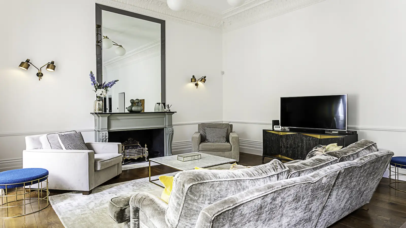 Flat Mellish Street in Greater London