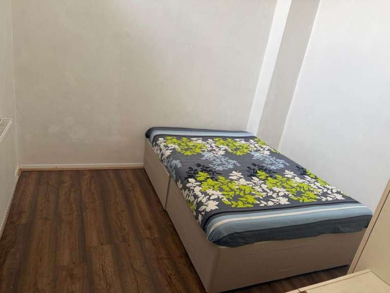 Room Mansfield Road in Greater London