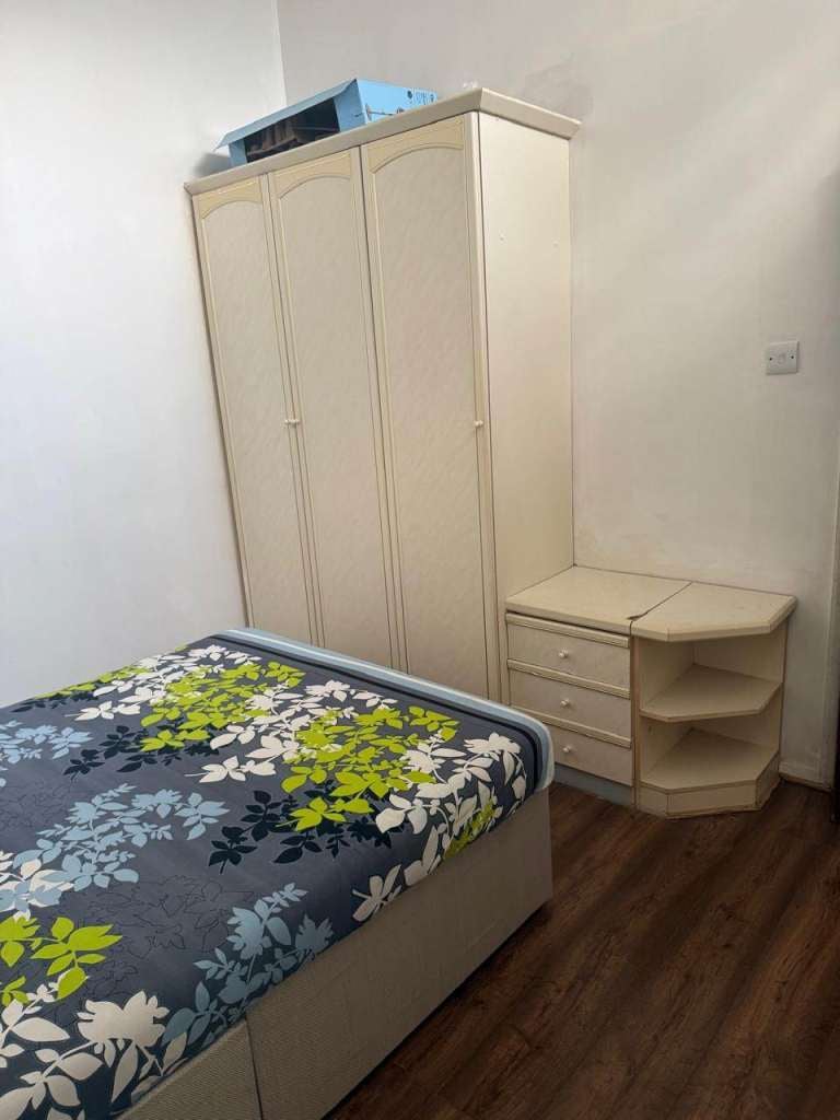 Room Mansfield Road in Greater London