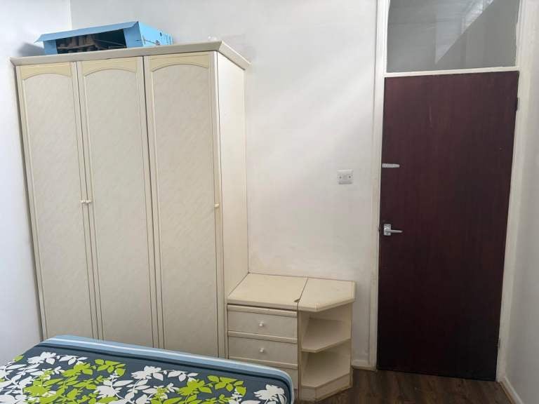 Room Mansfield Road in Greater London