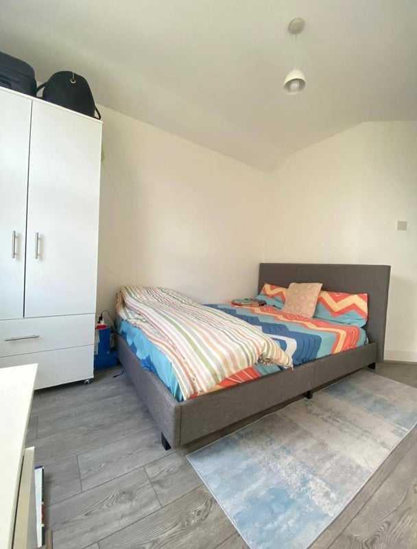 Room St Albans Crescent in Greater London