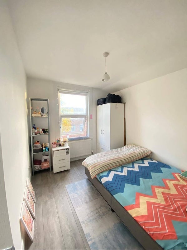Room St Albans Crescent in Greater London
