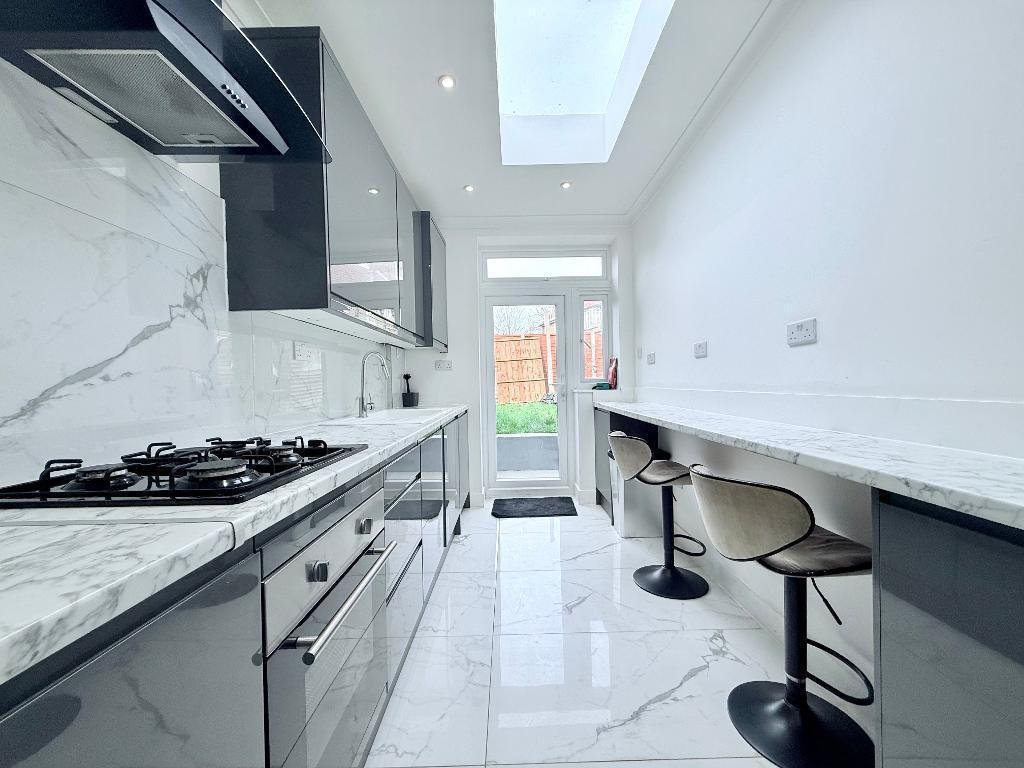 Room Old Oak Common Lane in Greater London