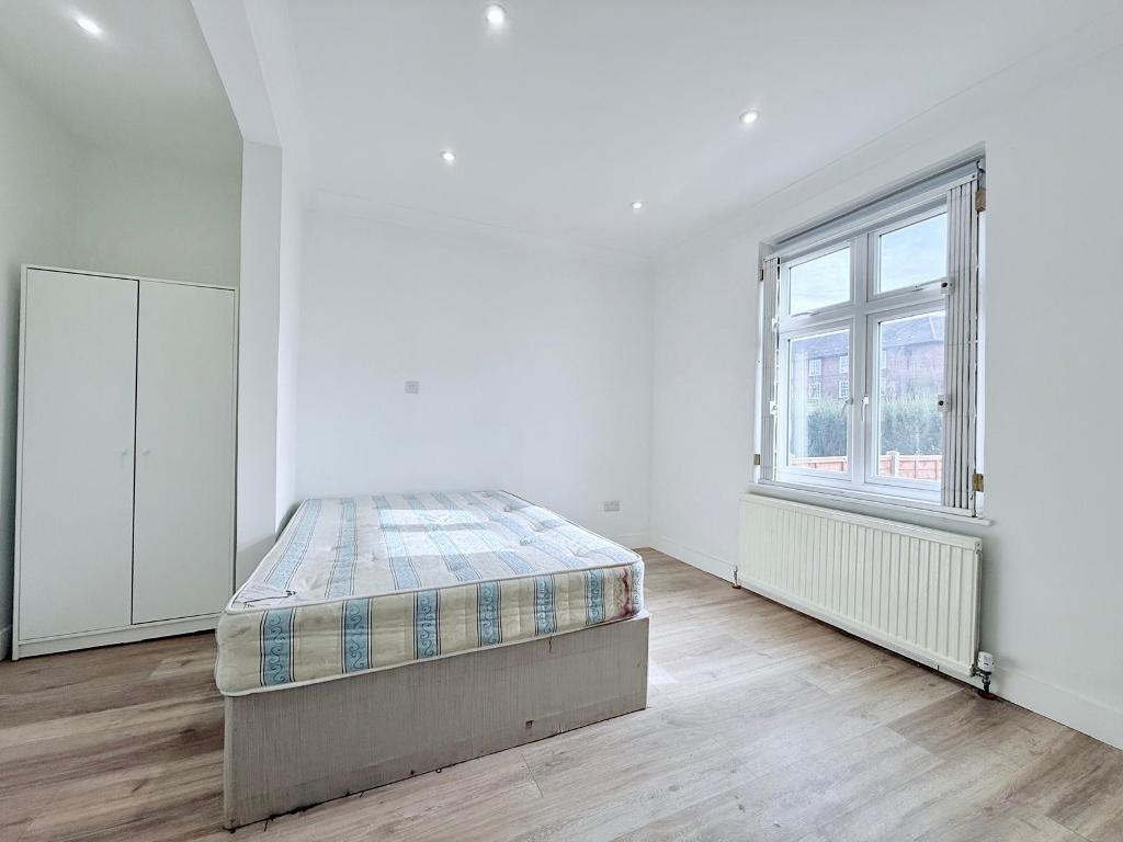 Room Old Oak Common Lane in Greater London