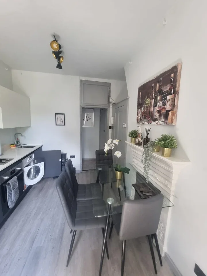 Flat Cleveland Street in Greater London